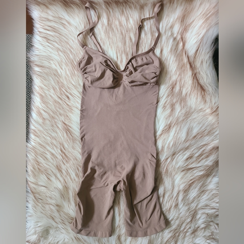 NWOT SKIMS Seamless Sculpt Mid Thigh Bodysuit Size XL Sienna